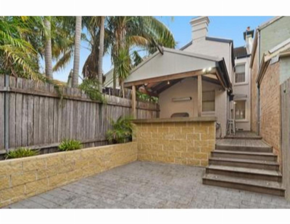 Elegant Renovated Terrace Close To City Image 11