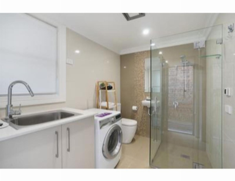 Elegant Renovated Terrace Close To City Image 17