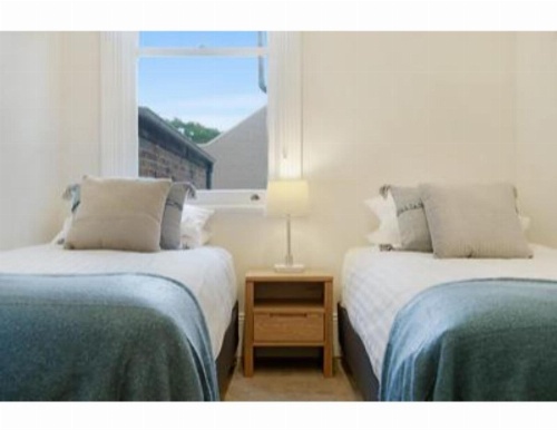 Elegant Renovated Terrace Close To City image 18