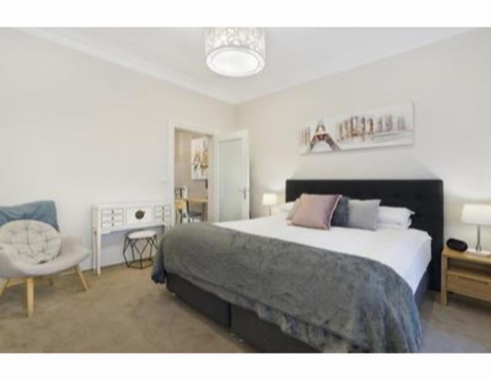 Elegant Renovated Terrace Close To City Image 19