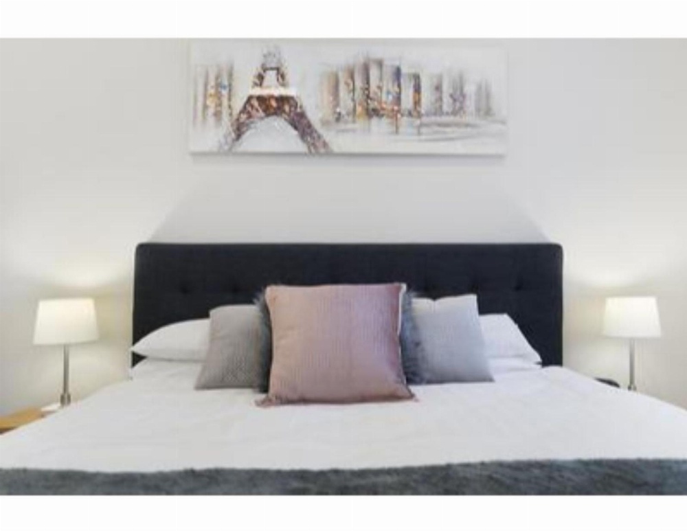 Elegant Renovated Terrace Close To City Main image