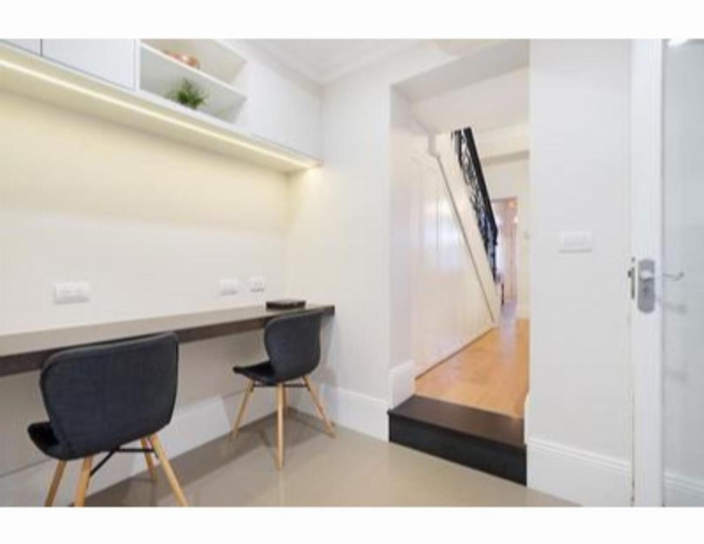 Elegant Renovated Terrace Close To City Image 23