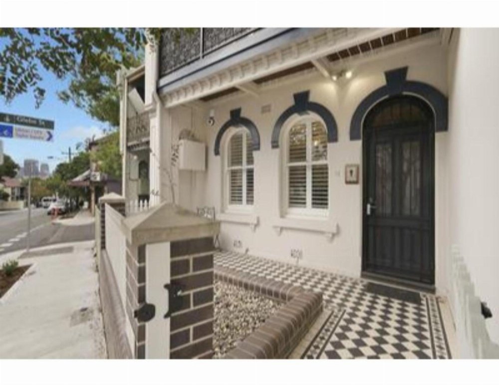 Elegant Renovated Terrace Close To City