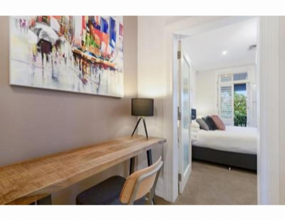 Elegant Renovated Terrace Close To City