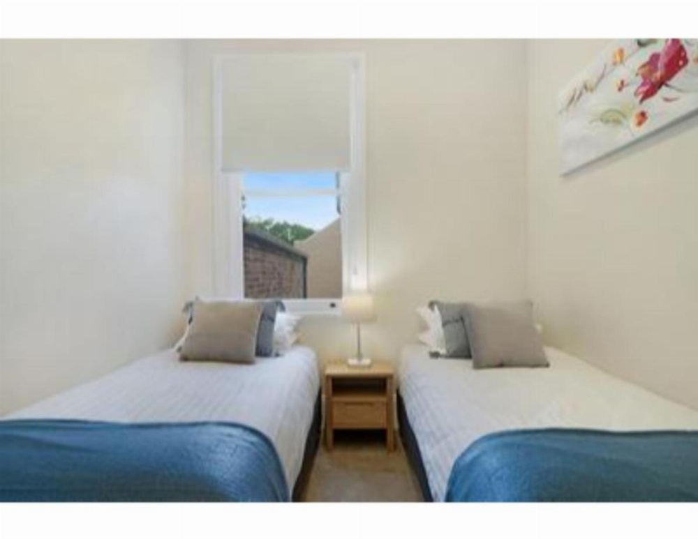 Elegant Renovated Terrace Close To City Image 8